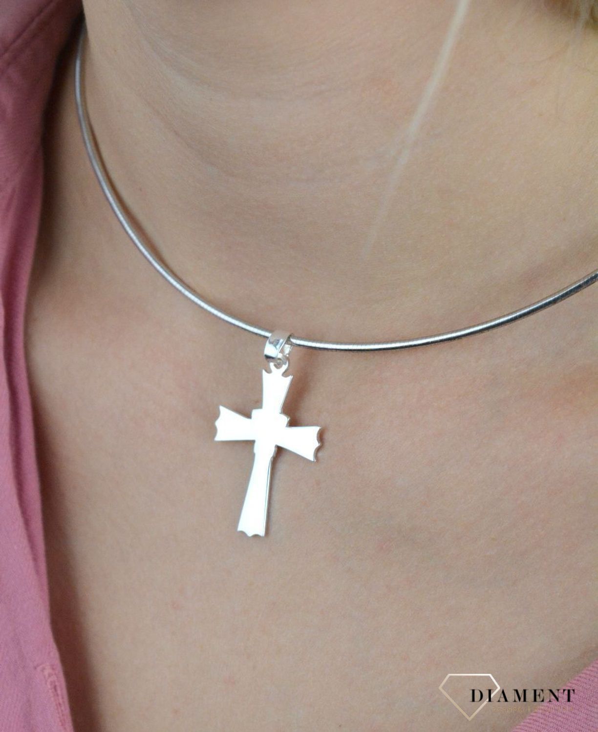 Srebrna zawieszka krzyżyk gładki DIA-ZAW-100223 ta-925.  Srebrny krzyżyk wykonany z próby 925. Piękny i kunsztownie wykonany srebrny krzyżyk z ciekawym zdobieniem w postaci graweru, co że zawieszka jest niezwykle uniwersalna.jpg